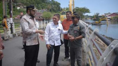 Wako Fadly Amran cek banjir kanal sungai Batang Arau.