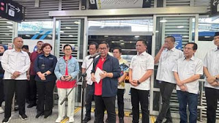 Gubernur DKI Pramono Anung di Halte TransJakarta Ancol saat peresmian.