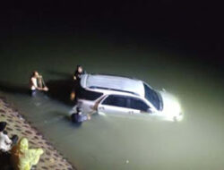 Diduga Hindari Sepeda Motor, Mobil di Padang Nyemplung ke Sungai