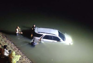 Minibus Terjun ke Sungai di Padang.