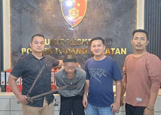 Bawa Dua Pedang, Pria Ini Diamankan Polisi di Batang Arau.
