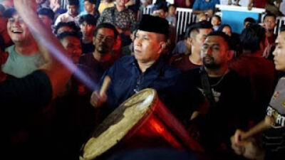 Wawako Pariaman Mulyadi ikut tradisi maarak jari-jari jelang Tabuik.