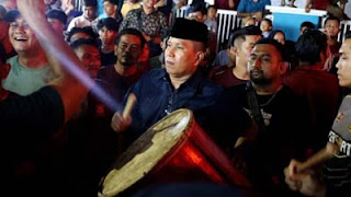 Wawako Pariaman Mulyadi ikut tradisi maarak jari-jari jelang Tabuik.