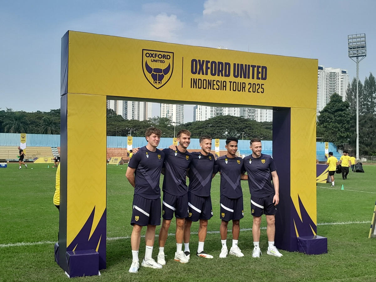 Ole Romeny dan Marselino Ferdinan menyapa anak-anak Indonesia.