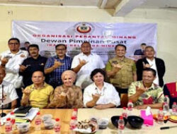 Pertemuan Hangat IKM, Andre Rosiade Terima Sertifikat HAKI Logo dari Pendiri