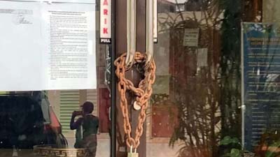 Pintu utama SMA 5 Negeri di Kota Bukittinggi, Sumatera Barat digembok warga