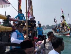 Ruwat Laut Carita Ricuh, Perahu Hampir Senggol Gubernur