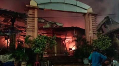 Kebakaran melanda Pasar Taman Puring, Kebayoran Baru, Jakarta Selatan, Senin (28/7/2025).