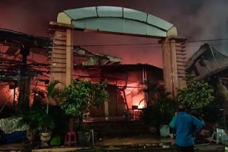 Kebakaran melanda Pasar Taman Puring, Kebayoran Baru, Jakarta Selatan, Senin (28/7/2025).