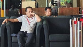 Advokat PDIP Donny Tri Istiqomah (kemeja putih).