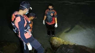 Pos Siaga SAR Pesisir Selatan, mengevakuasi mayat paruh baya di Pantai Pasir Putih