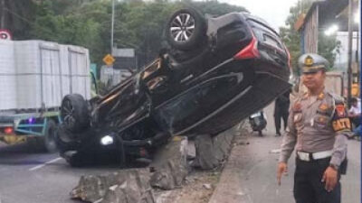 Mobil Pajero menabrak pembatas jalan hingga terbalik