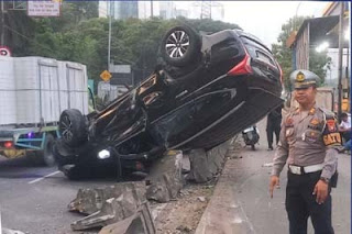 Mobil Pajero menabrak pembatas jalan hingga terbalik