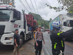 Low Bow Melintang di Jalan, Akses Palupuh Terhambat