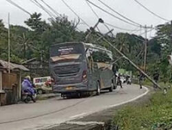 Bus Tertimpa Tiang Listrik, Lalin Padang–Solok Lumpuh