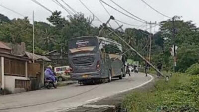 Bus Pariwisata Tertimpa Tiang Listrik di Padang