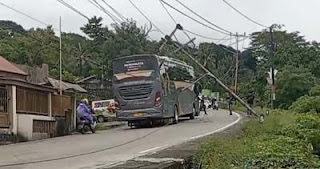 Bus Pariwisata Tertimpa Tiang Listrik di Padang