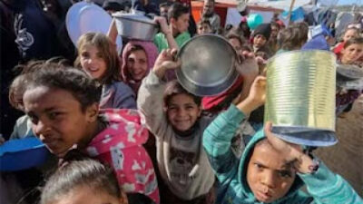 Anak-anak Palestina antre untuk menerima bantuan pangan