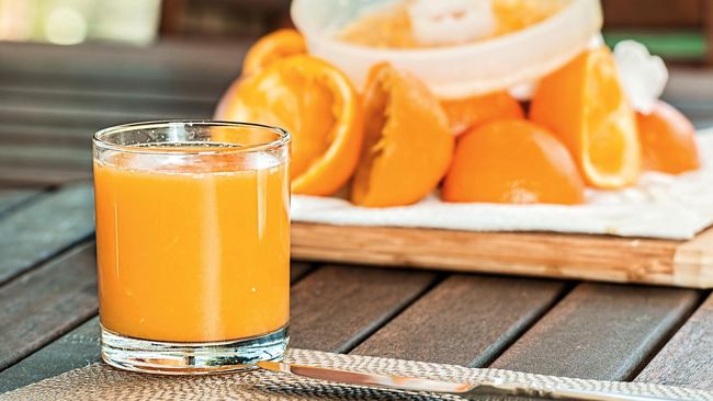 Jus jeruk, salah satu jus untuk meningkatkan kecerdasan otak anak.