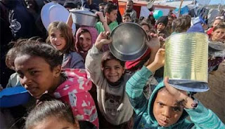 Anak-anak Palestina antre untuk menerima bantuan pangan