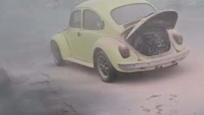 Petugas SPBU Padamkan Api di Mobil VW Kodok