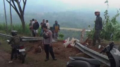 Sebuah truk bermuatan pupuk terperosok ke jurang