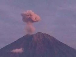 Abu Semeru Mengarah ke Barat Daya, Erupsi Masih Berlangsung