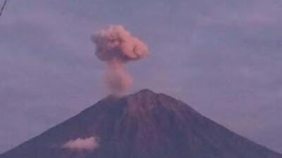 Abu Semeru Mengarah ke Barat Daya, Erupsi Masih Berlangsung