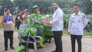 Wako Fadly Amran serahkan bantuan becak motor.