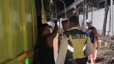 Seorang sopir truk terlibat adu mulut dengan petugas PT ASDP Indonesia Ferry Cabang Merak.