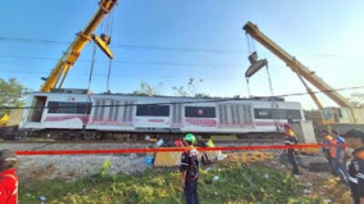 Evakuasi gerbong KA Argo Bromo Anggrek yang anjlok di wilayah Subang, Jawa Barat.