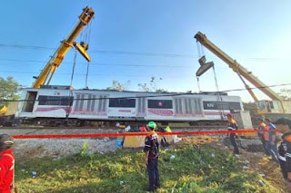 Evakuasi gerbong KA Argo Bromo Anggrek yang anjlok di wilayah Subang, Jawa Barat.