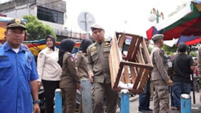 Satpol melakukan penertiban Pedagang Kaki Lima di Padang.