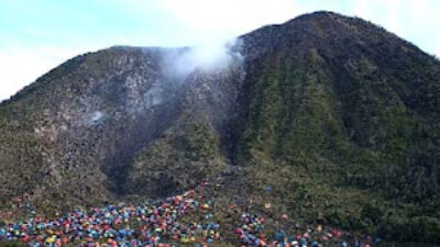 Ribuan Pendaki Padati Gunung Talang