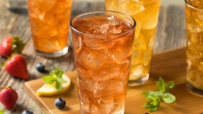 Sulit sekali menolak godaan es teh apalagi saat cuaca panas. Apa efek terlalu sering minum es teh pada tubuh?