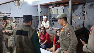 Satpol PP Padang tertibkan tempat hiburan malam di Padang.