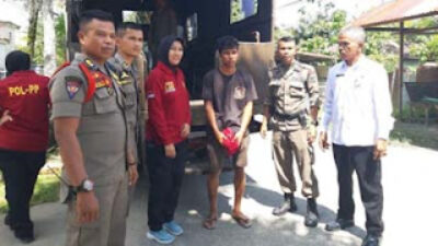 Satpol PP Padang selamatkan pria yang terlantar di Padang.