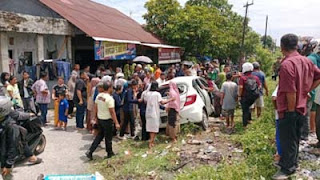 Satu unit mobil tertemper Kereta Api Bandara di perlintasan Jati Koto Panjang, Kecamatan Padang Timur, Kota Padang, Kamis siang.