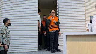 Wamenaker resmi jadi tersangka korupsi dan berompi oranye.