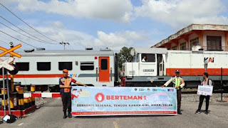 Sosialisasi di perlintasan kereta.