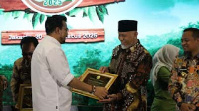 Pemprov Sumbar menerima penghargaan sebagai pemerintahan terbaik dari Festival Perhutanan Sosial Nasional.