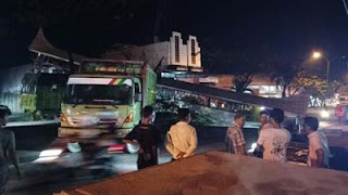 Gapura runtuh di jalur Padang-Solok.