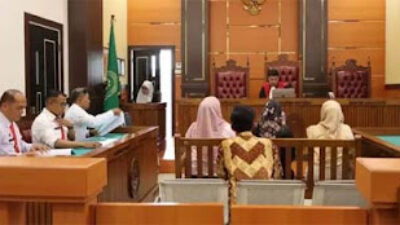 Sidang tipiring untuk PKL dan pemilik kafe yang digelar Satpol PP Padang di PN Padang.