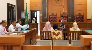 Sidang tipiring untuk PKL dan pemilik kafe yang digelar Satpol PP Padang di PN Padang.