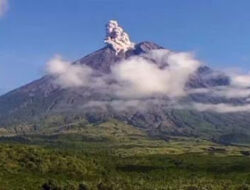 Empat Kali Erupsi, Semeru Semburkan Abu ke Selatan