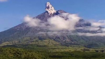 Empat Kali Erupsi, Semeru Semburkan Abu ke Selatan