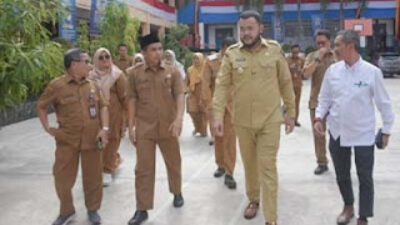 Walikota Fadly Amran meninjau kondisi sarana dan prasarana SD dan SMP di Kota Padang