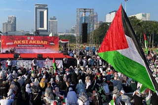Massa aksi bela Palestina berkumpul di Monas, Jakarta Pusat