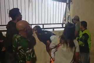 Warga melihat dari dekat lokasi pembunuhan perempuan muda