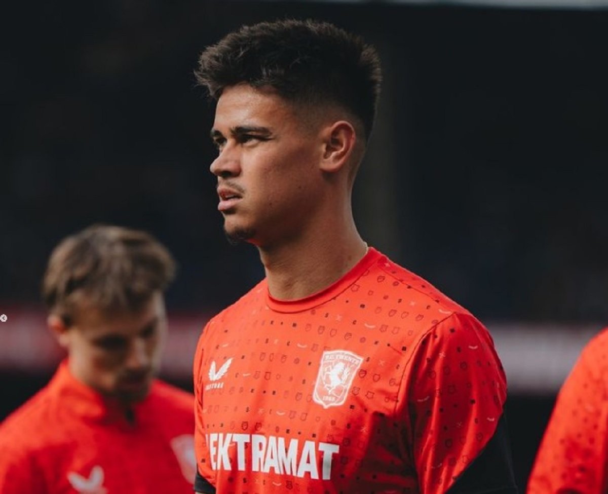 Mees Hilgers kala membela FC Twente.